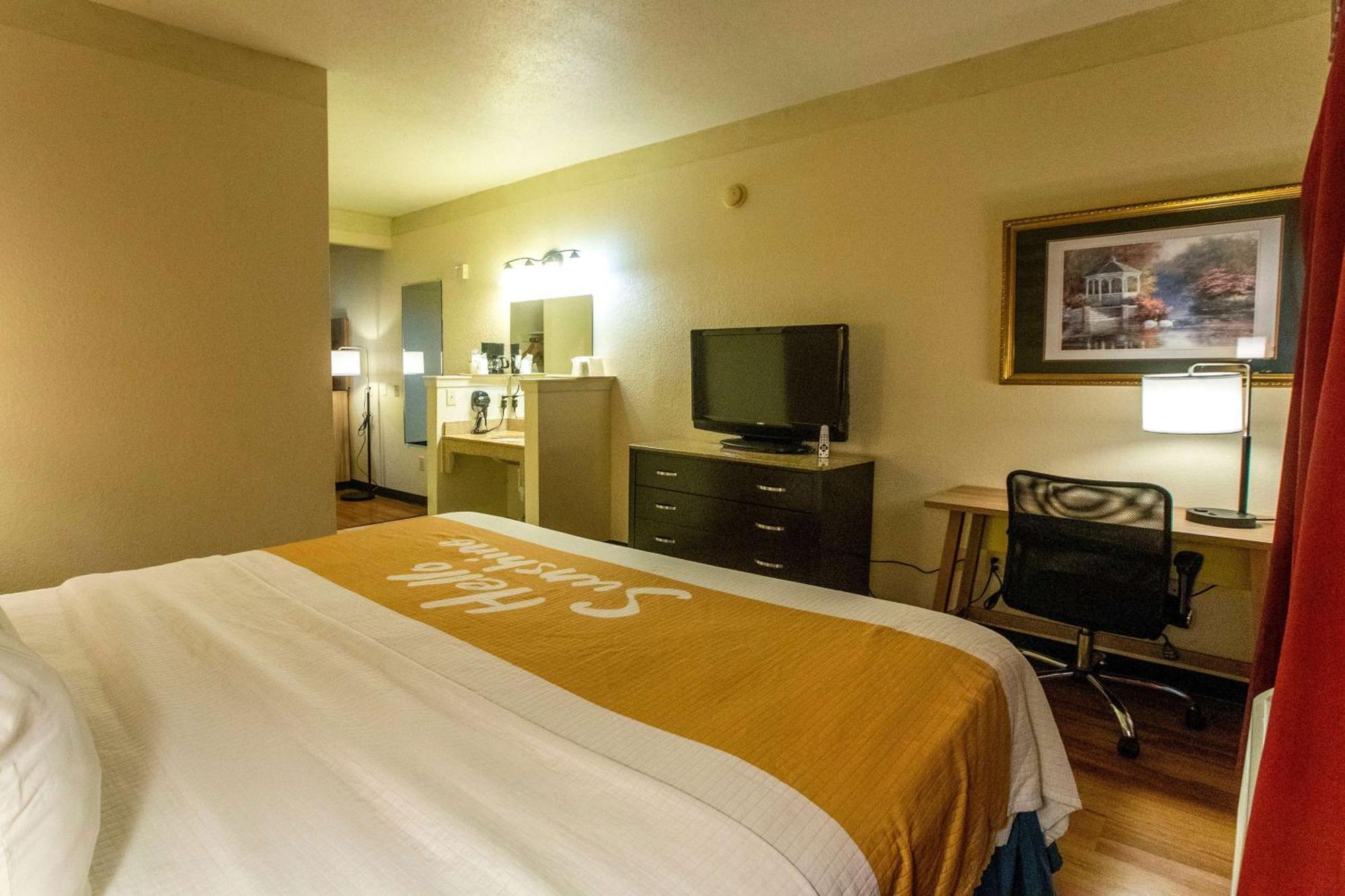 Days Inn & Suites By Wyndham Houston North/Aldine Экстерьер фото