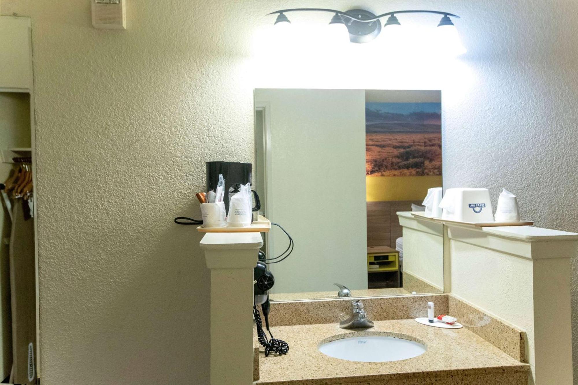 Days Inn & Suites By Wyndham Houston North/Aldine Экстерьер фото