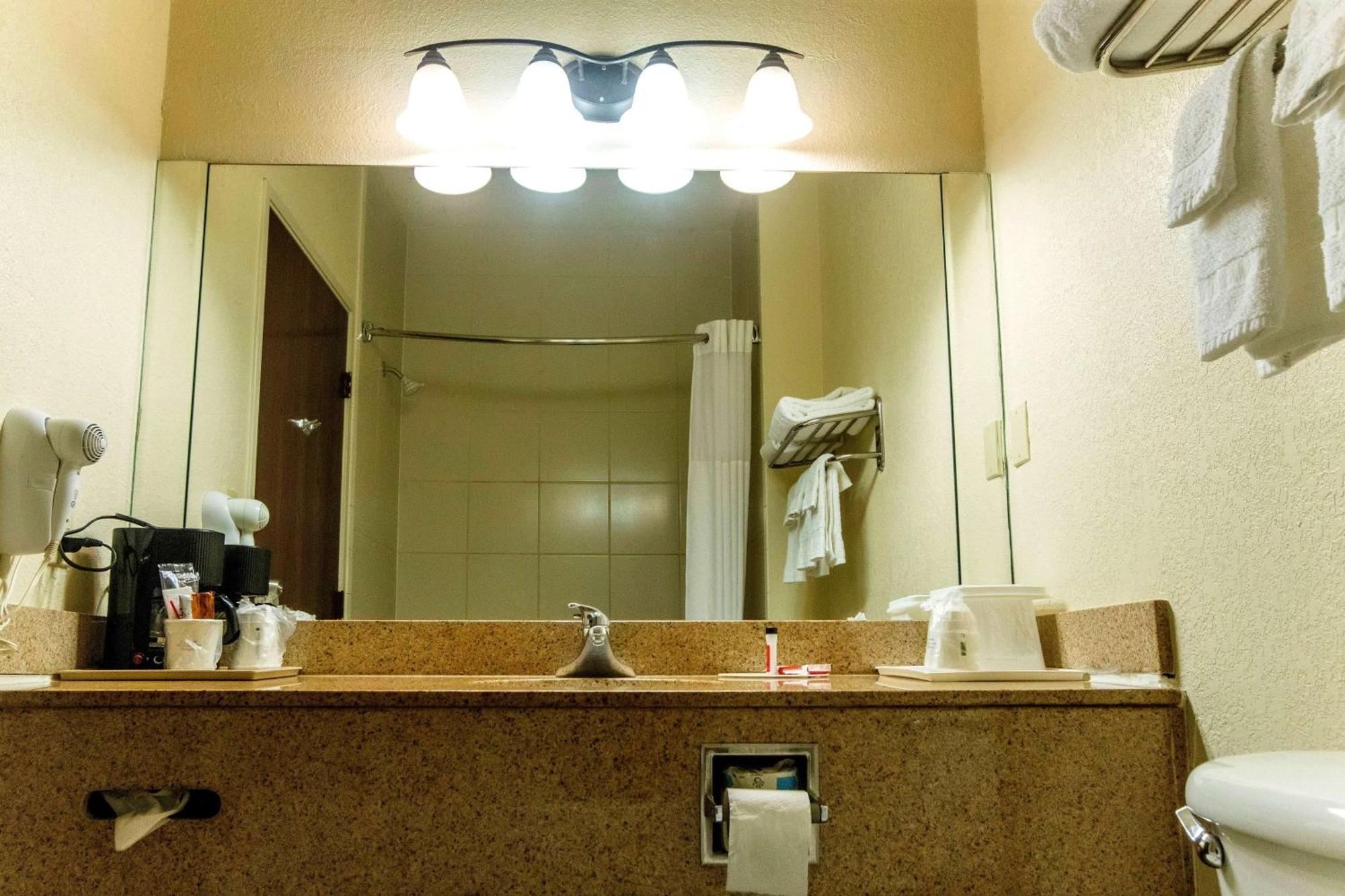 Days Inn & Suites By Wyndham Houston North/Aldine Экстерьер фото