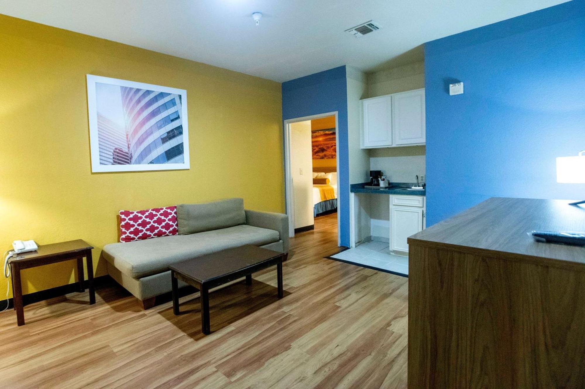Days Inn & Suites By Wyndham Houston North/Aldine Экстерьер фото